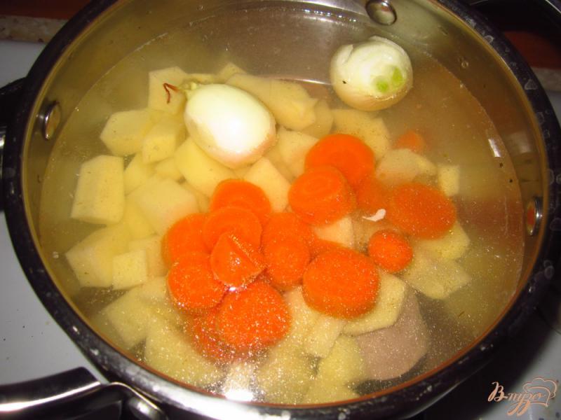 Фото приготовление рецепта: Суп с яйцом и зеленью шаг №2