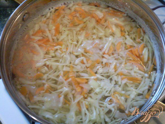 Фото приготовление рецепта: Суп капустный с пшеном и яйцами шаг №8