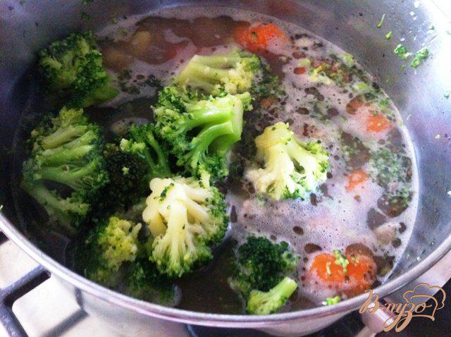 Фото приготовление рецепта: Сырный крем-суп с брокколи шаг №3
