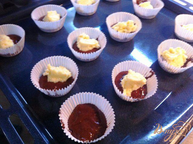 Фото приготовление рецепта: Шоколадные кексы с пудингом шаг №4