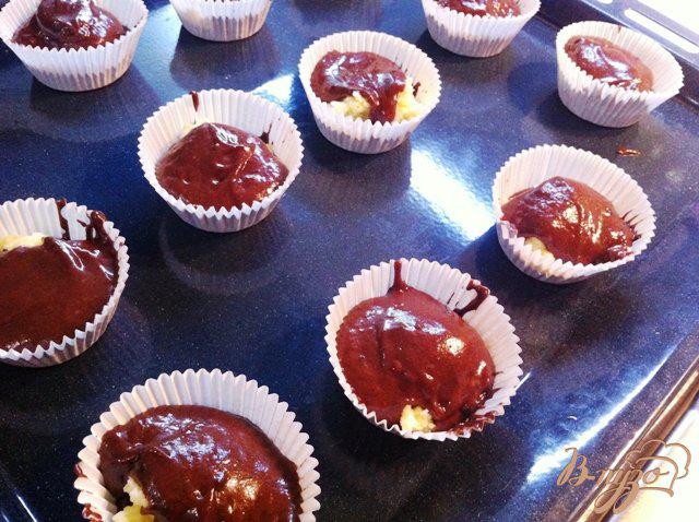 Фото приготовление рецепта: Шоколадные кексы с пудингом шаг №5