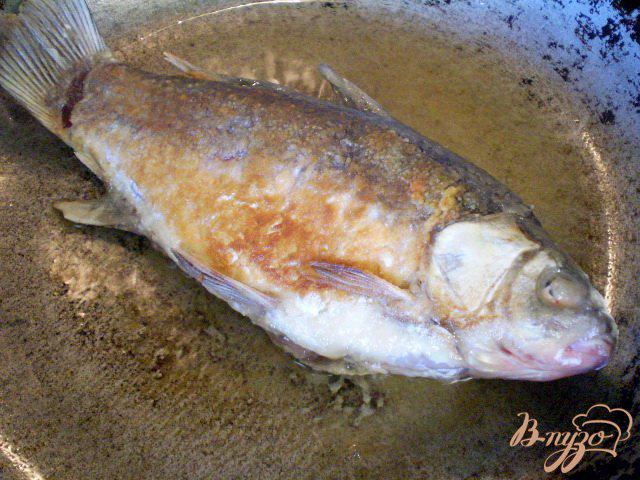 Фото приготовление рецепта: Жареная рыба в маринаде шаг №7