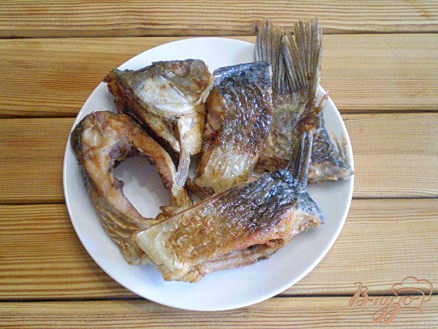 Фото приготовление рецепта: Жареная рыба с картошкой шаг №7