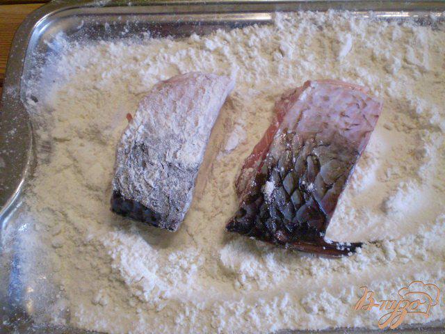 Фото приготовление рецепта: Жареная рыба с картошкой шаг №3