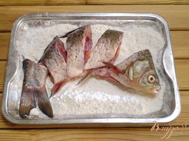 Фото приготовление рецепта: Жареная рыба с овощами шаг №3
