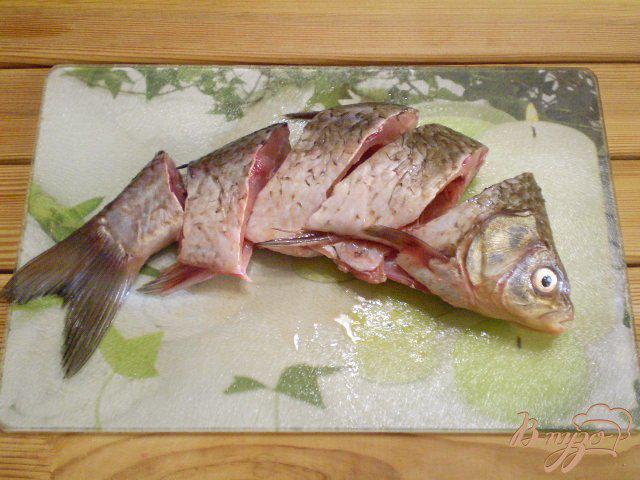 Фото приготовление рецепта: Жареная рыба с овощами шаг №2