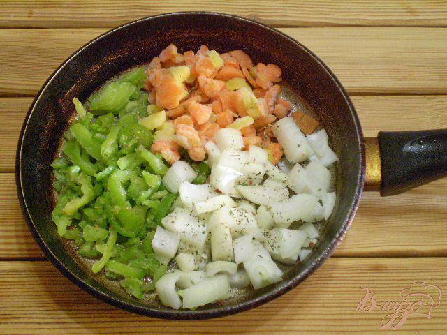 Фото приготовление рецепта: Жареная рыба с овощами шаг №5