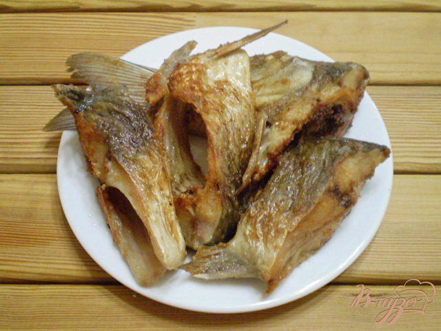 Фото приготовление рецепта: Жареная рыба с овощами шаг №4
