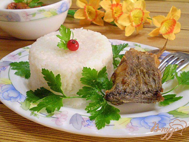 Фото приготовление рецепта: Жареная рыба с рисом шаг №7