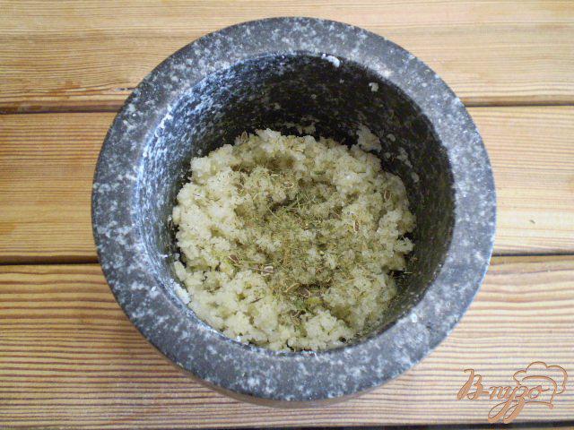 Фото приготовление рецепта: Адыгейская чесночная соль шаг №6