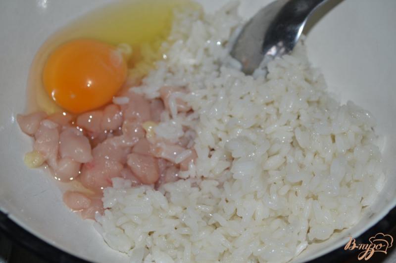 Фото приготовление рецепта: Суп с фрикаделями из риса и курицы шаг №7