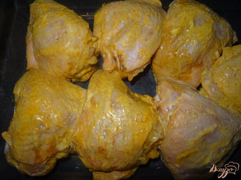 Фото приготовление рецепта: Куриные бедрышки запеченные в духовке шаг №5