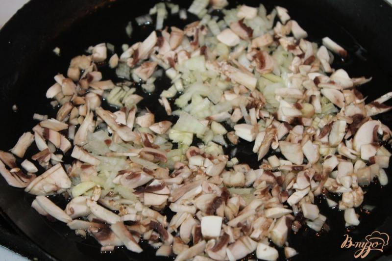 Фото приготовление рецепта: Куриные  рулеты с оливками в грибном соусе шаг №6