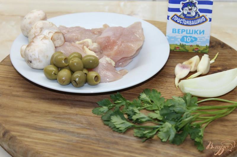 Фото приготовление рецепта: Куриные  рулеты с оливками в грибном соусе шаг №1