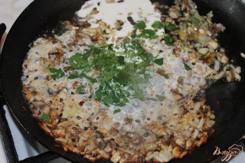 Фото приготовление рецепта: Куриные  рулеты с оливками в грибном соусе шаг №7