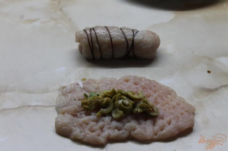 Фото приготовление рецепта: Куриные  рулеты с оливками в грибном соусе шаг №4
