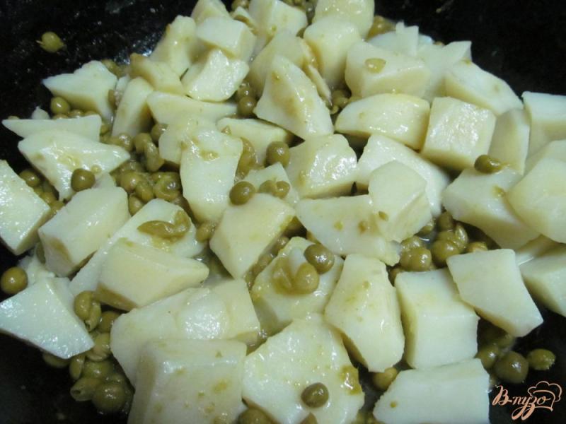 Фото приготовление рецепта: Картофель с горошком шаг №6