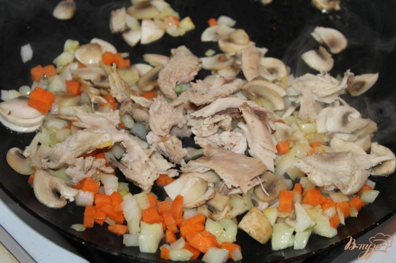 Фото приготовление рецепта: Сливочный супчик с сыром грибами и курицей шаг №6
