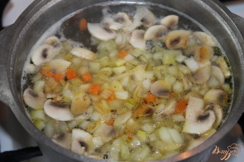 Фото приготовление рецепта: Сливочный супчик с сыром грибами и курицей шаг №7