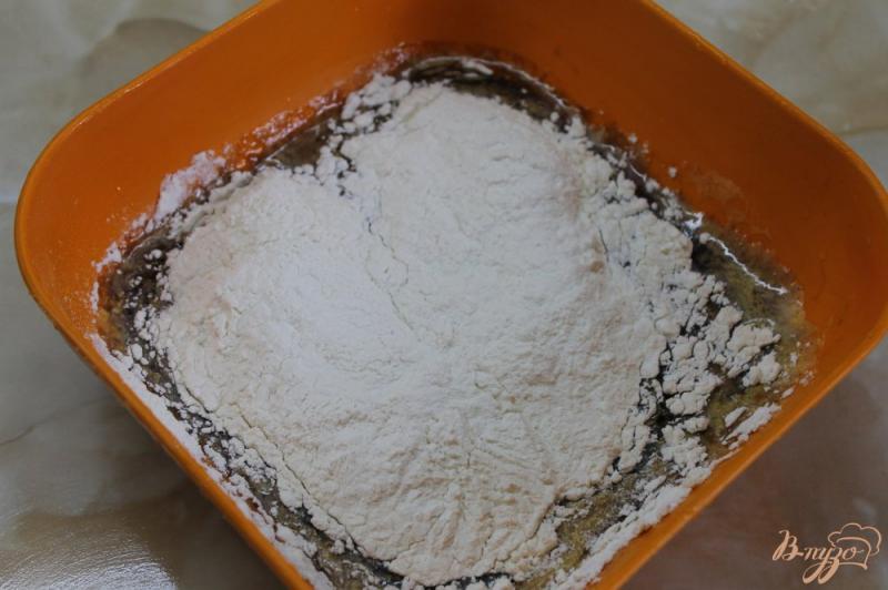 Фото приготовление рецепта: Шоколадно - творожный пирог с вишнями шаг №5