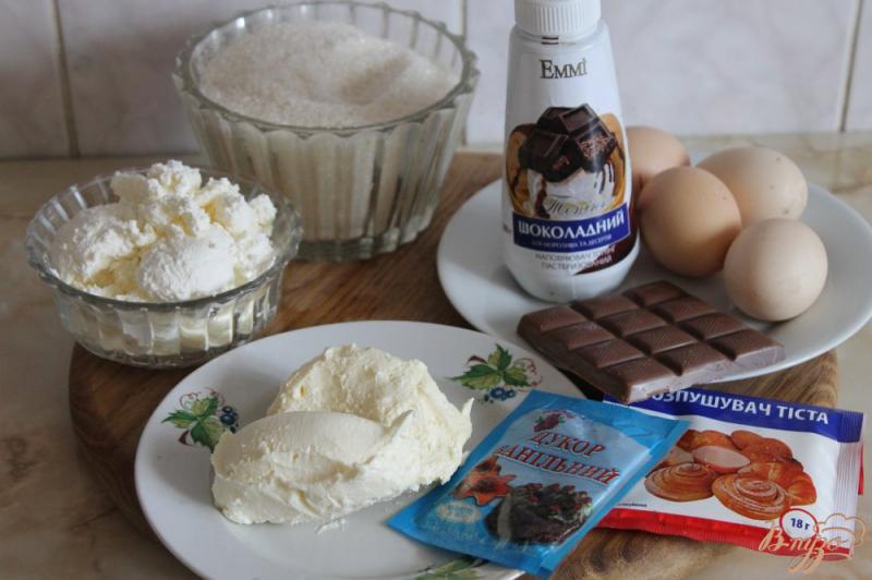 Фото приготовление рецепта: Шоколадно - творожный пирог с вишнями шаг №1