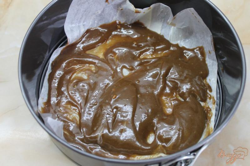 Фото приготовление рецепта: Шоколадно - творожный пирог с вишнями шаг №6
