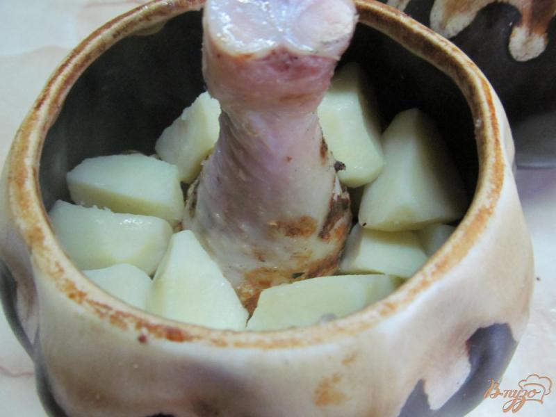 Фото приготовление рецепта: Куриные ножки с печенным луком в горшочке шаг №10