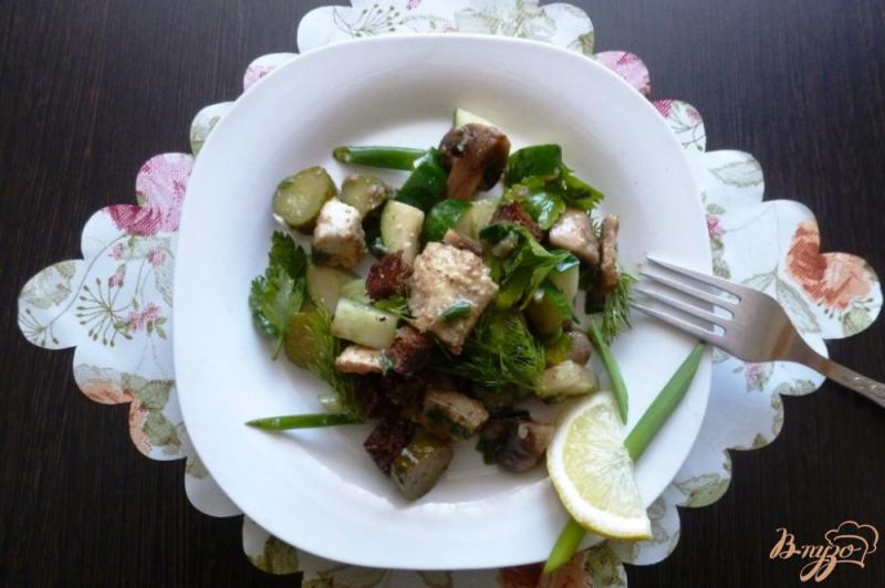 Фото приготовление рецепта: Салат из двух видов огурцов и запеченной щуки шаг №5