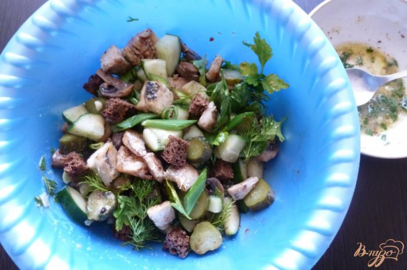 Фото приготовление рецепта: Салат из двух видов огурцов и запеченной щуки шаг №4