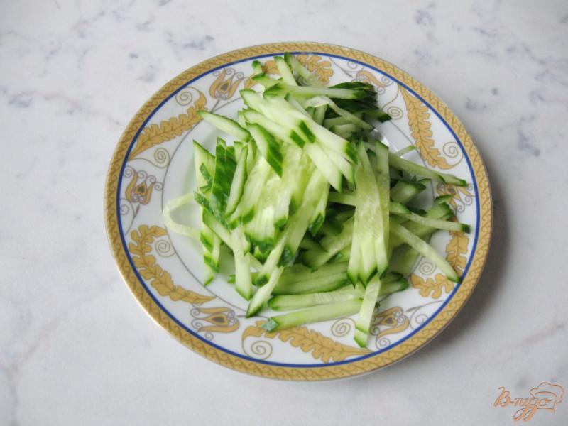 Фото приготовление рецепта: Салат из редьки с сельдереем шаг №4
