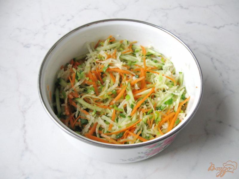 Фото приготовление рецепта: Салат из редьки с сельдереем шаг №6