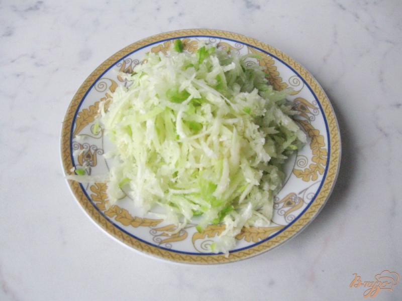 Фото приготовление рецепта: Салат из редьки с сельдереем шаг №1
