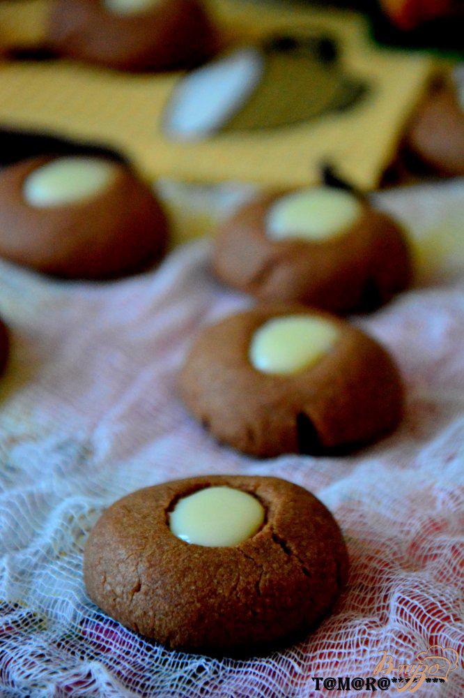 Фото приготовление рецепта: Шоколадное печенье на дрожжах шаг №5