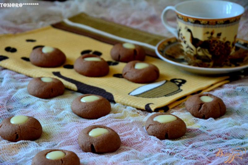 Фото приготовление рецепта: Шоколадное печенье на дрожжах шаг №6