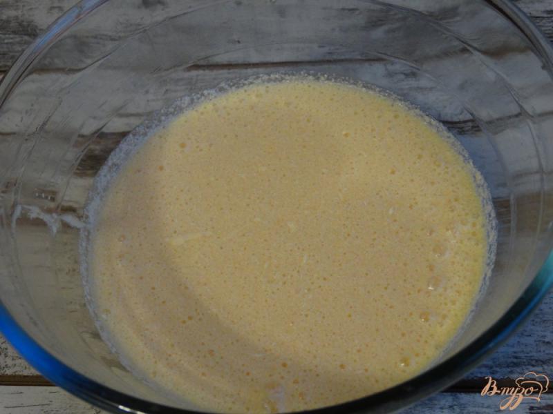 Фото приготовление рецепта: Фруктовый кекс на йогурте в мультиварке шаг №4