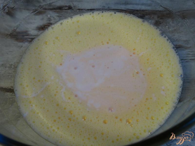 Фото приготовление рецепта: Фруктовый кекс на йогурте в мультиварке шаг №3
