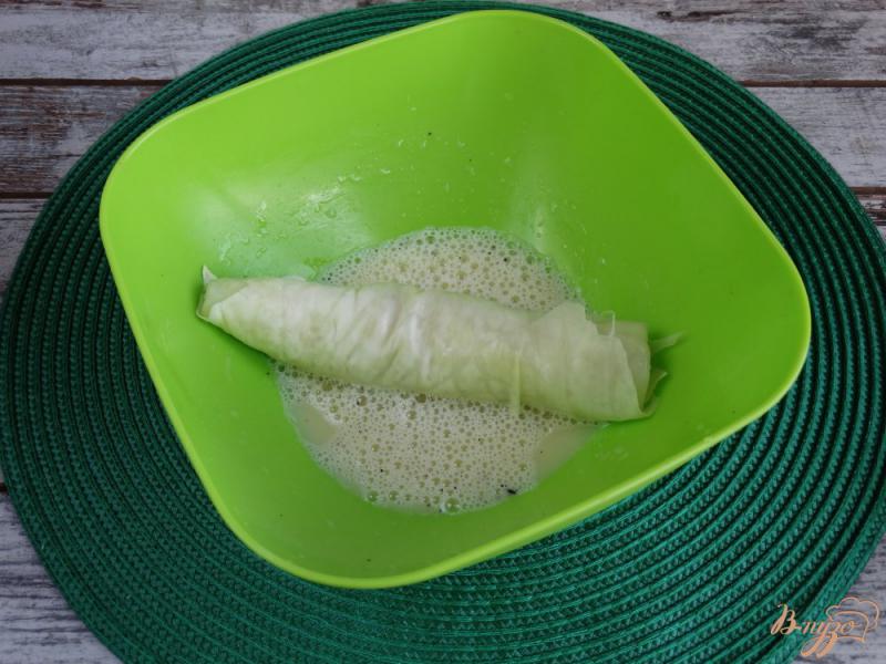 Фото приготовление рецепта: Сосиски в капустных листьях шаг №4