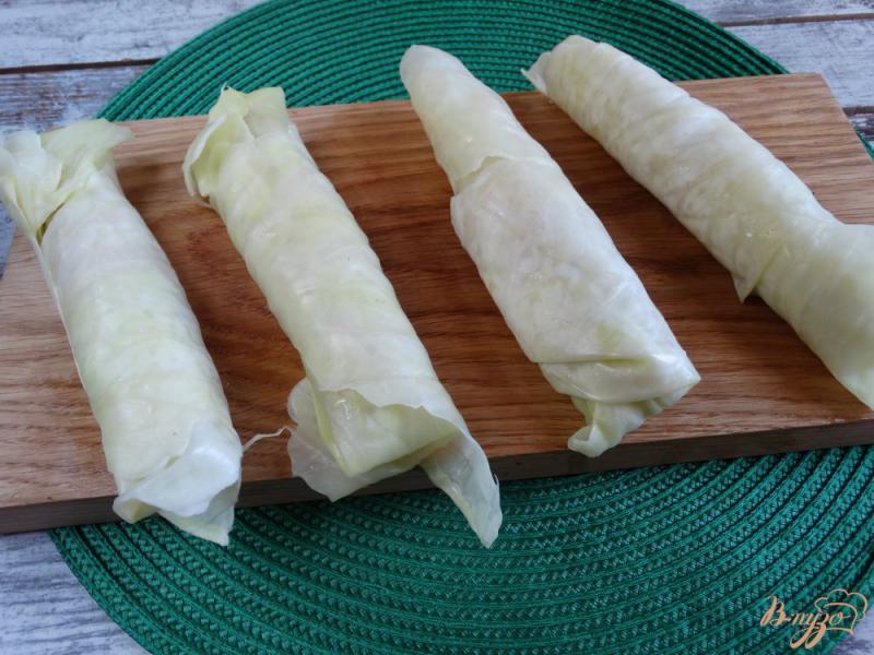 Фото приготовление рецепта: Сосиски в капустных листьях шаг №3