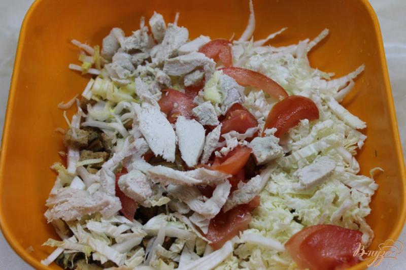 Фото приготовление рецепта: Салат домашний с курицей и сухарями шаг №4