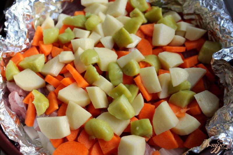 Фото приготовление рецепта: Телятина с овощами в духовке шаг №4