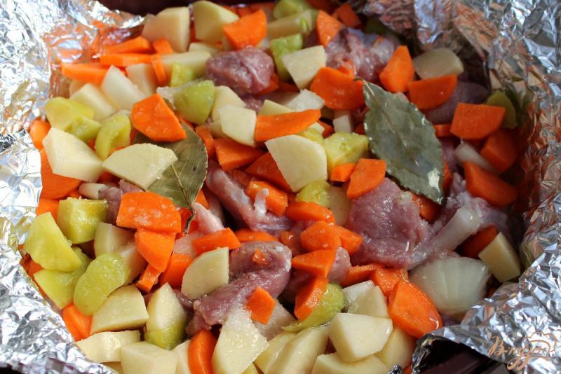 Фото приготовление рецепта: Телятина с овощами в духовке шаг №5