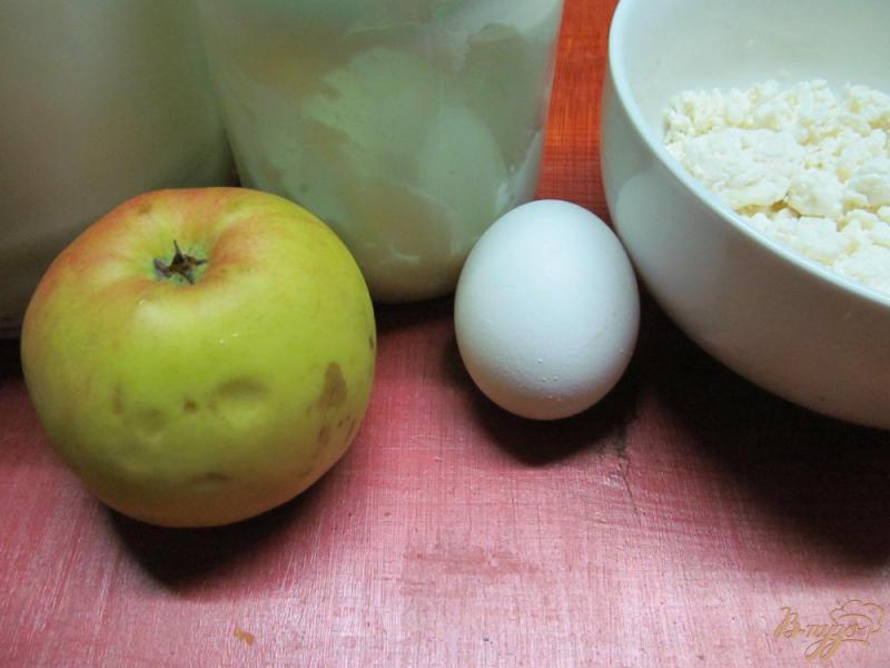 Фото приготовление рецепта: Блинчики с творогом яблоком и корицей шаг №1