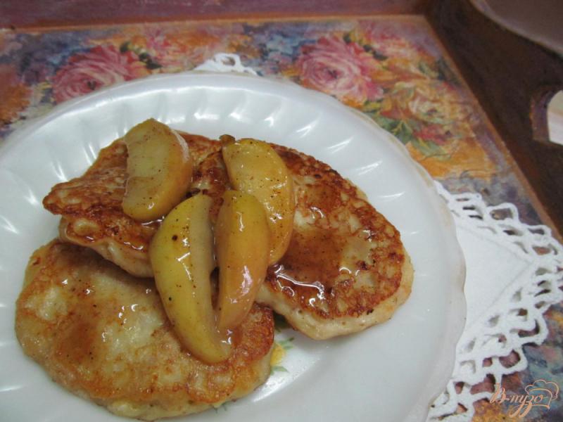 Фото приготовление рецепта: Сырники с овсянкой под яблокаим шаг №7