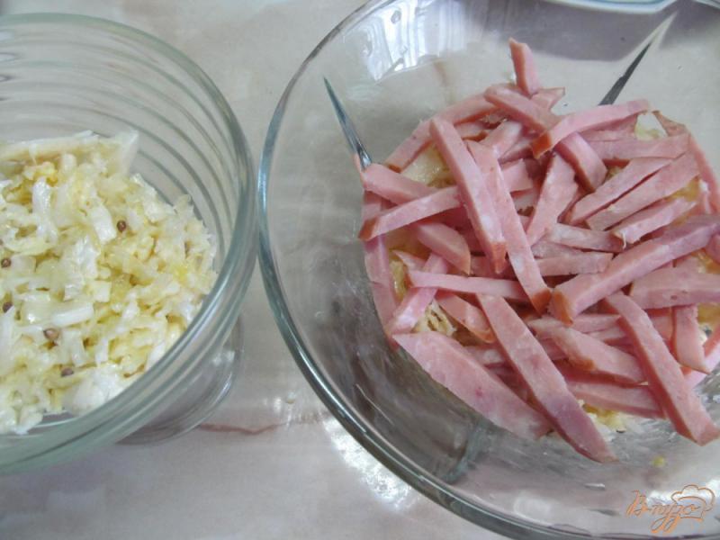 Фото приготовление рецепта: Капустный салат с ветчиной и огурцом шаг №5