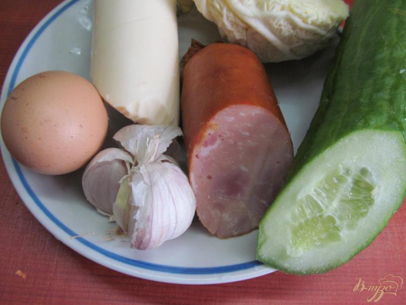Фото приготовление рецепта: Капустный салат с ветчиной и огурцом шаг №1