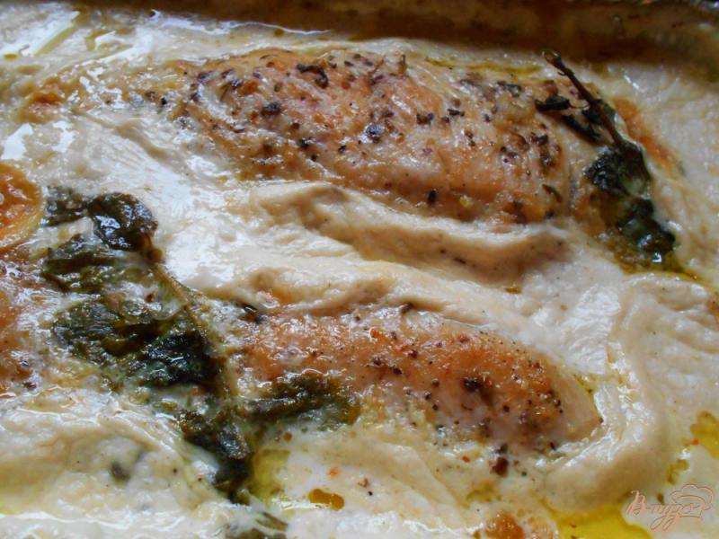 Фото приготовление рецепта: Запеченое куриное филе в сливочно-чесночном соусе с тыквой шаг №7