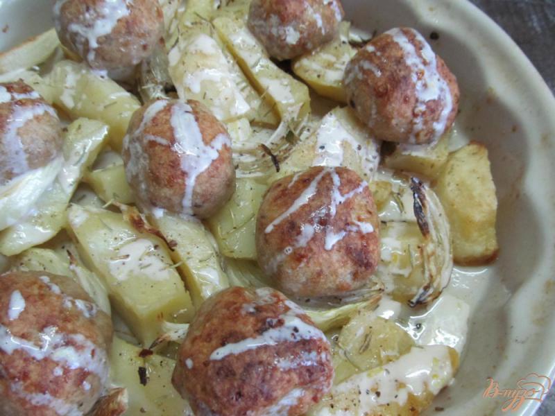 Фото приготовление рецепта: Фрикадельки с картофелем в духовке шаг №10