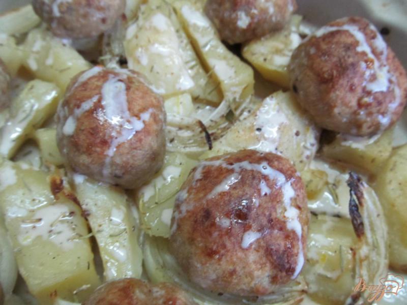 Фото приготовление рецепта: Фрикадельки с картофелем в духовке шаг №11