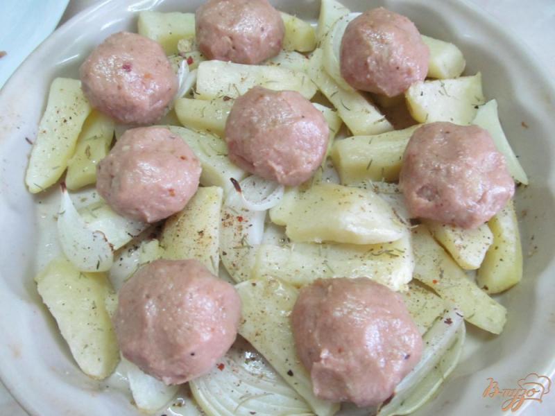 Фото приготовление рецепта: Фрикадельки с картофелем в духовке шаг №7