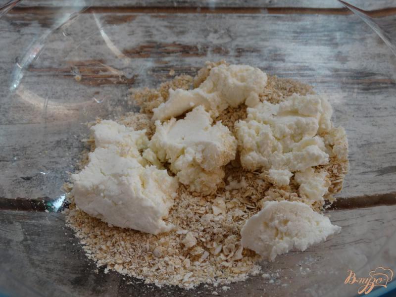 Фото приготовление рецепта: Творожно-овсяное печенье с яблоком шаг №2
